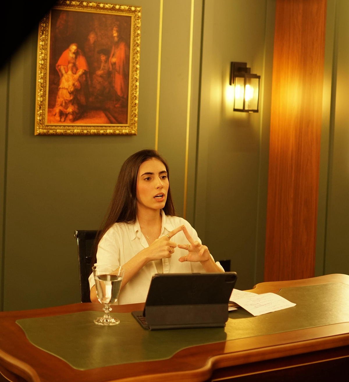 Thayna Azevedo preparando uma pregação à mesa
